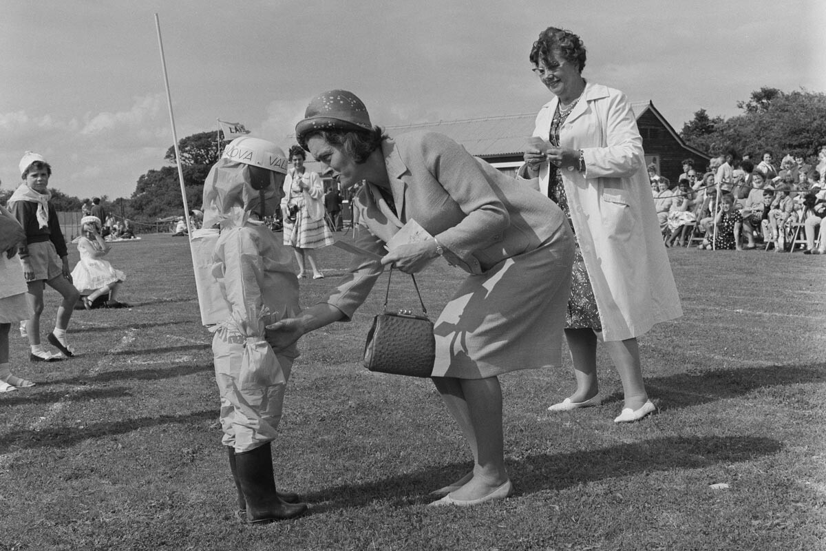 Une fillette déguisée en Valentina Terechkova à Elstree (Angleterre)