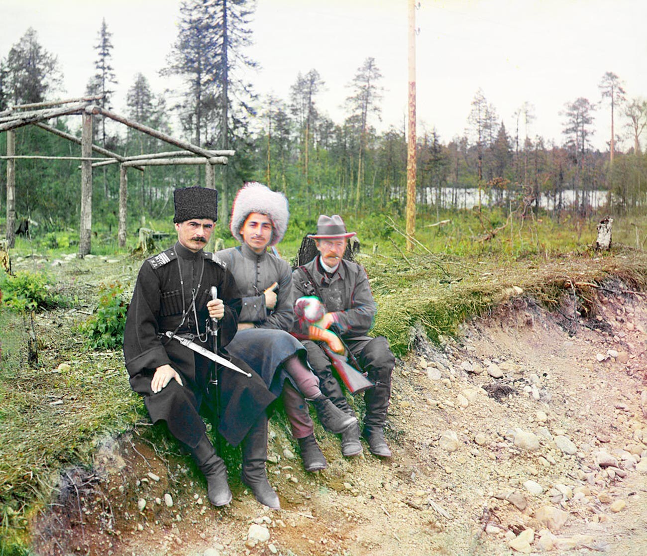 Le photographe et voyageur Sergueï Prokhoudine-Gorski et deux hommes en uniforme cosaque
