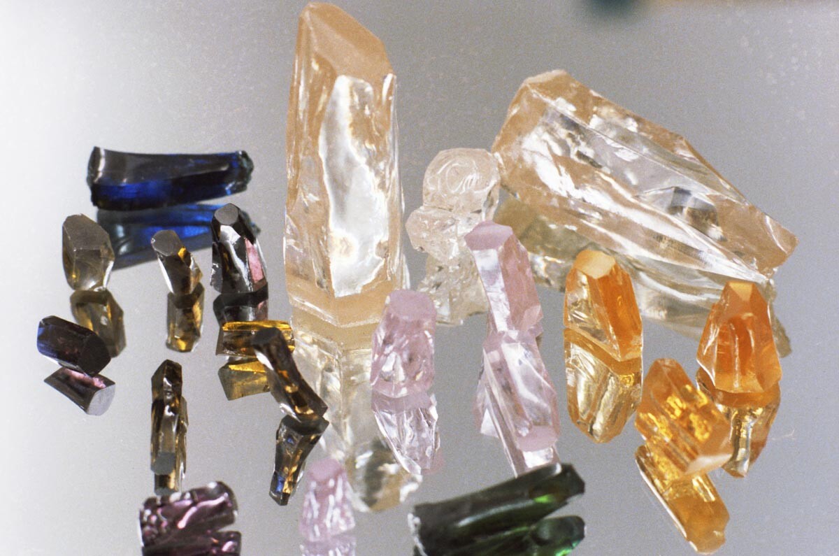 URSS. Leningrad. 1er février 1987: cristaux de fianite produits par fusion et cristallisation par induction à l'aide de courants à haute fréquence