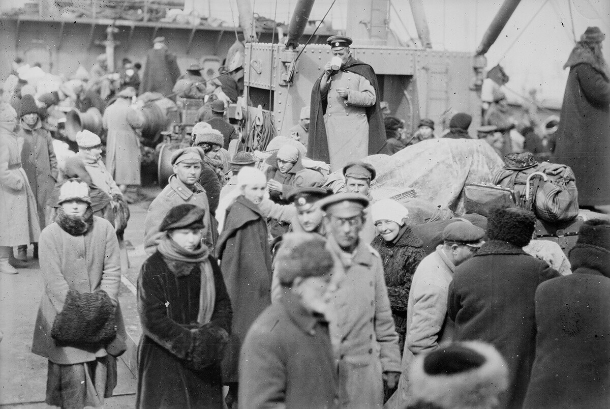 Navio da Cruz Vermelha Norte-Americana transportando refugiados russos de Novorossisk para a ilha de Proti, 1920

