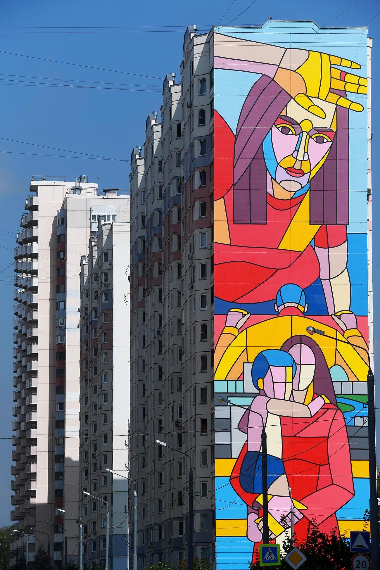 Façade d'un bâtiment décorée de graffitis dans le cadre du festival international d'art Urban Morphogenesis dans le village de Novaïa Trekhgorka, dans le district d'Odintsovo