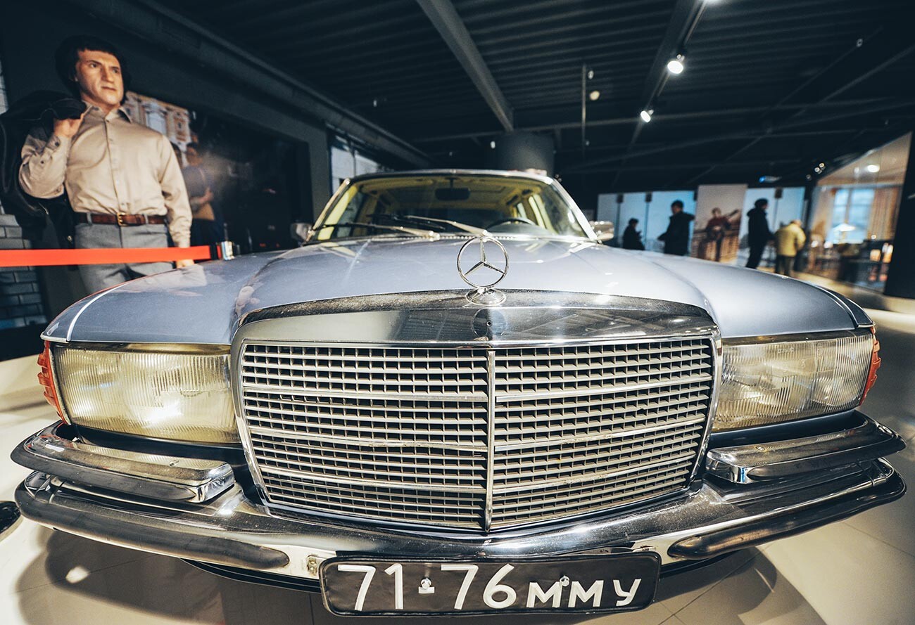 Eine Wachsfigur von Vladimir Vysotsky neben seinem Mercedes Benz 350 W 116 ist im Museum im Wysozki Business Center in Jekaterinburg ausgestellt.