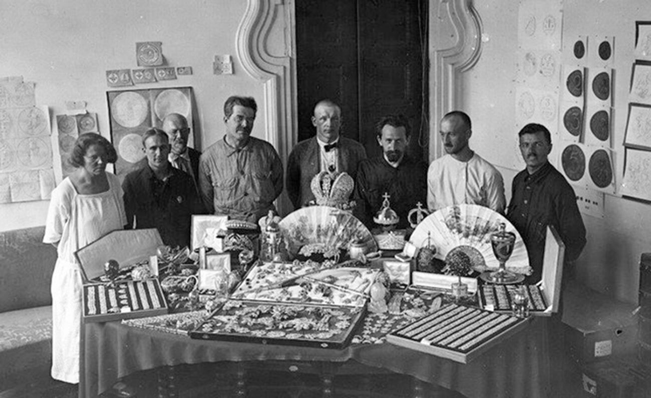 Para pegawai Gokhran berfoto dengan regalia Romanov.