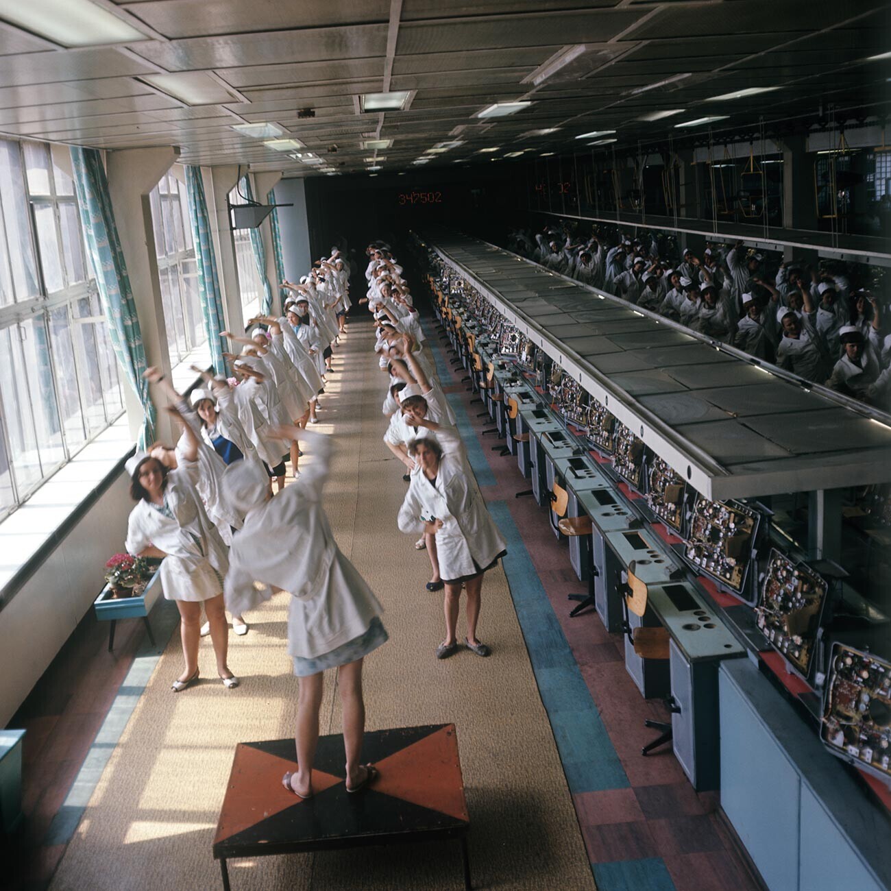 Delavci proizvodnega podjetja Elektron, 1973.
