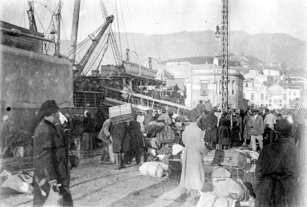 Évacuation de Russes blancs dans un port de Crimée