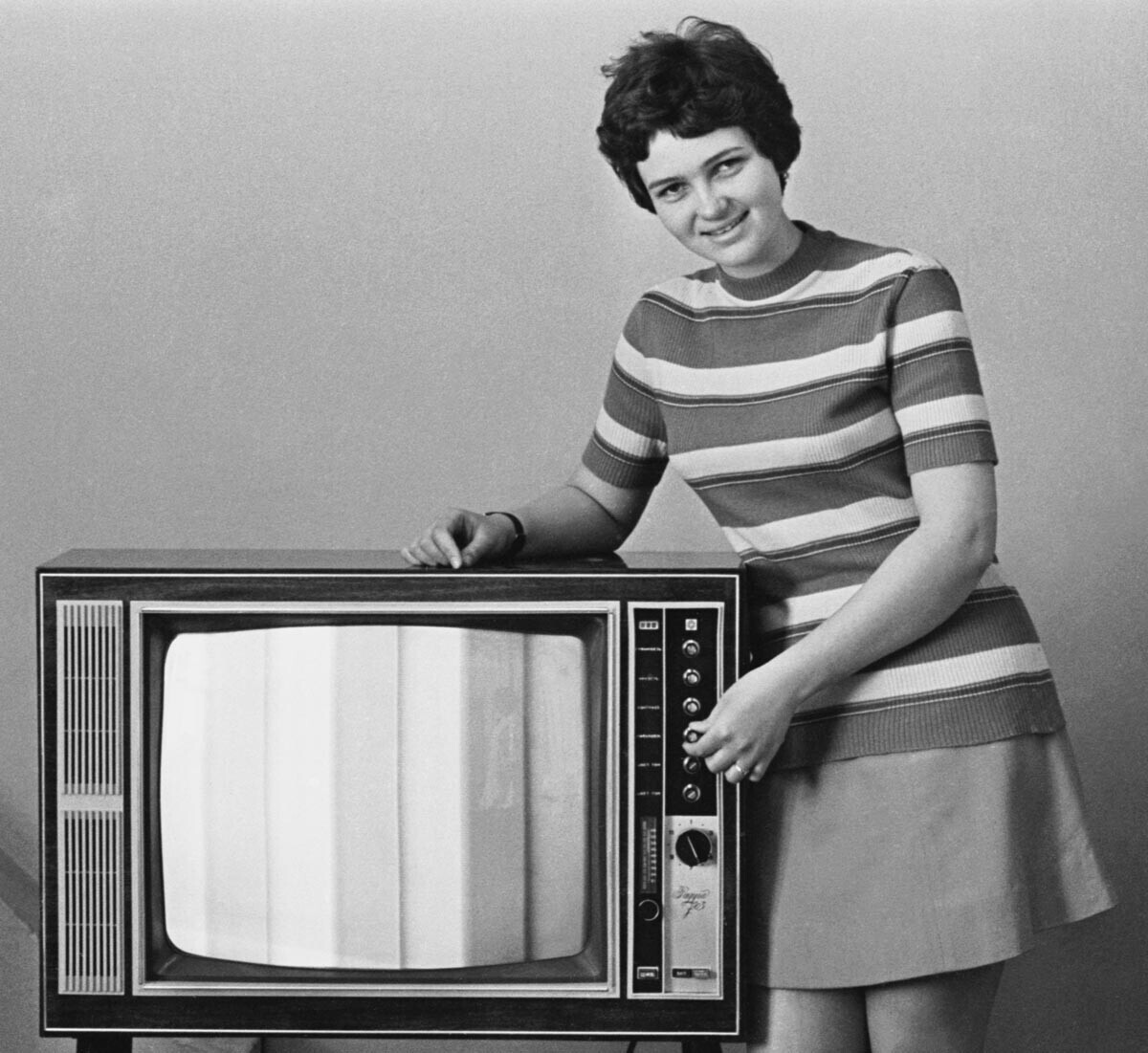 L'installatrice Anna Saveljeva durante una prova dimostrativa del funzionamento della TV a colori Rainbow-303. Leningrado, URSS, 2 maggio 1973