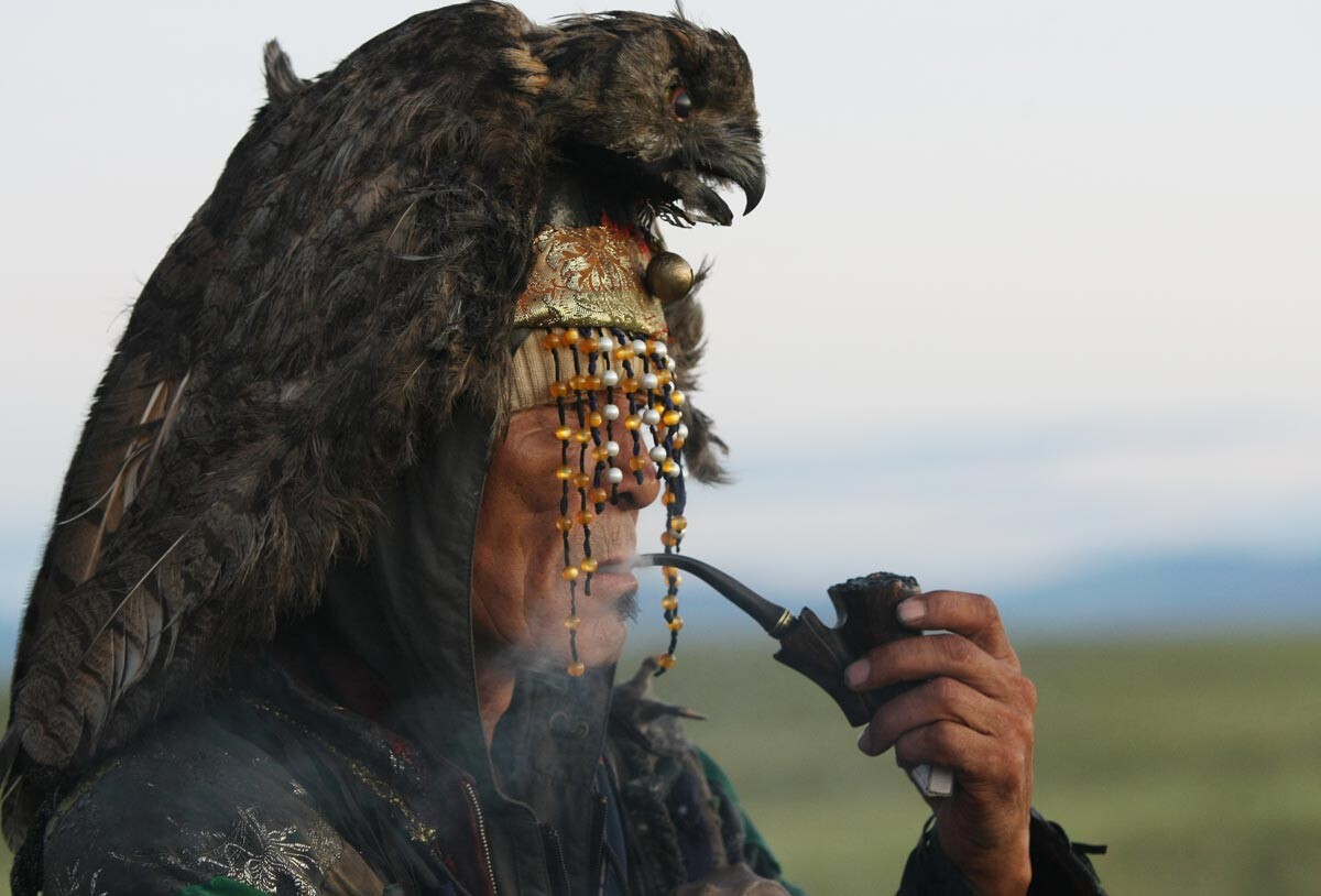 2011. Šaman čaka na sončni vzhod med velikim obredom ob 9. obletnici Tengrijske družbe 
