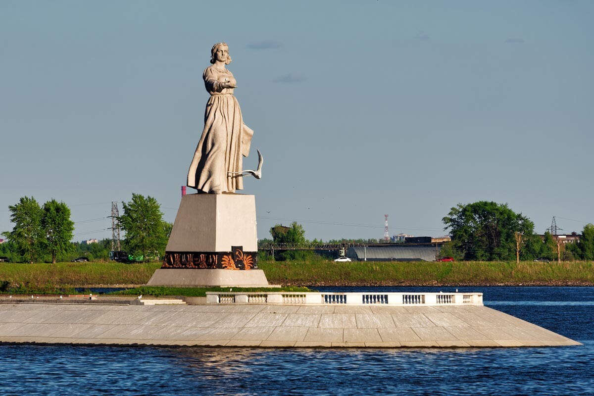 Споменикот „Мајка Волга“ во Рибинск

