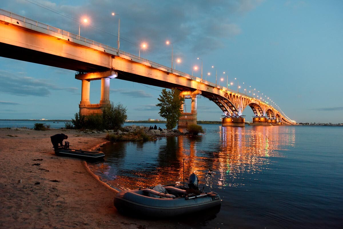 Мостот на Волга меѓу Саратов и Енгелс

