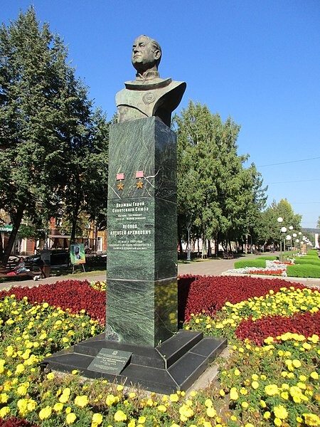 Monumento en Kémerovo dedicado al cosmonauta A.A. Leonov.