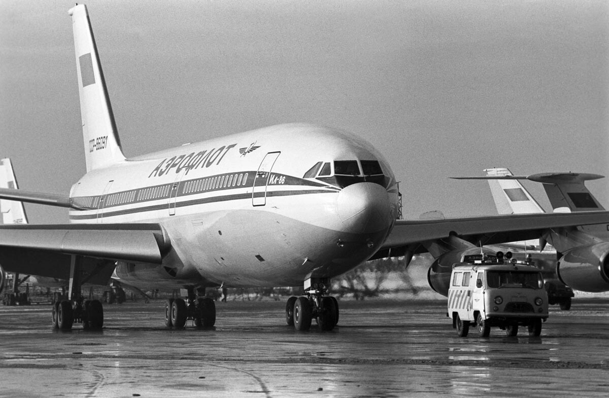 Pesawat penumpang Il-86 di lapangan terbang.