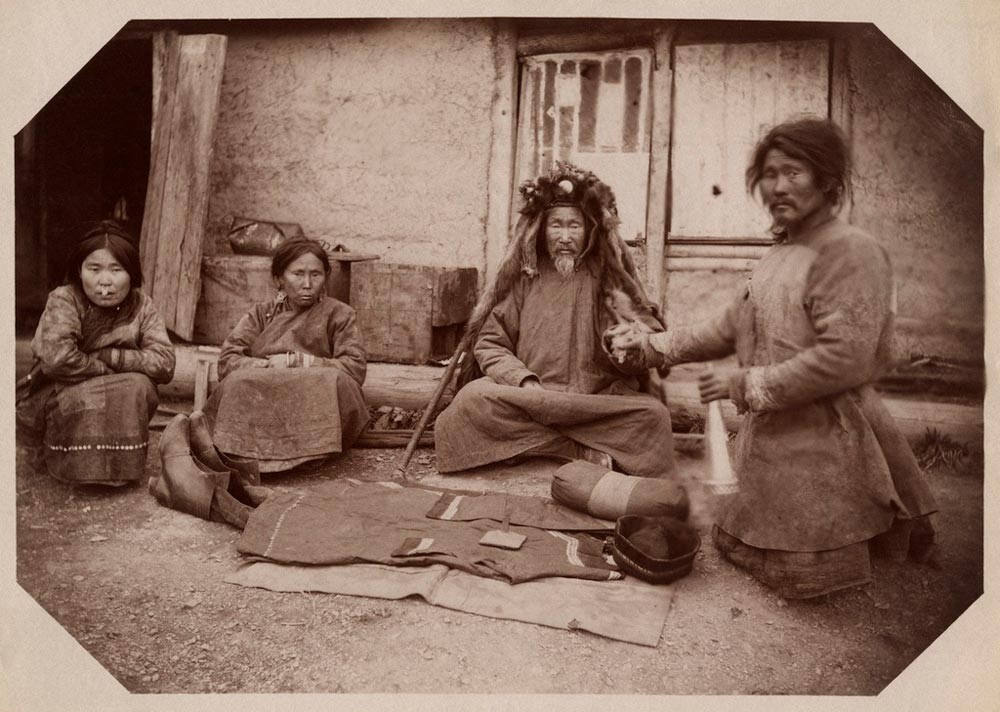 Un velatorio. Las dos esposas del difunto Gould, en el centro está el chamán con sus ropas. En el suelo yacen las ropas del difunto, años 1900