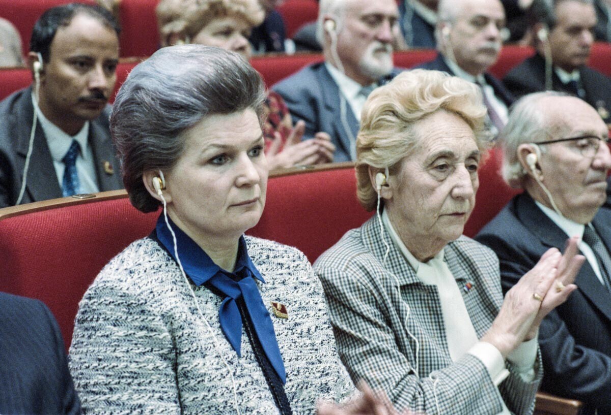 Valentina Vladimirovna Tereškova in izvršna predsednica društva Francija-ZSSR M. Gilbert.
