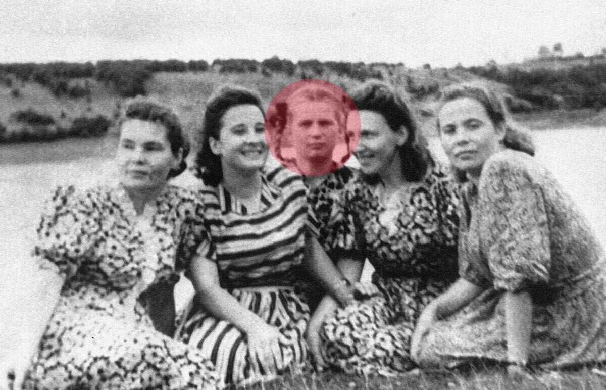 Valentina Tereškova (v sredini) na sprehodu s prijateljicami, 1956
