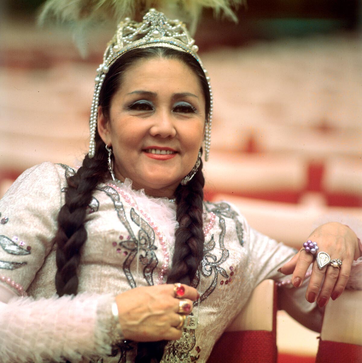 Operna pevka Bibigul Tulegenova, ki nosi sovjetske prstane z rubini.
