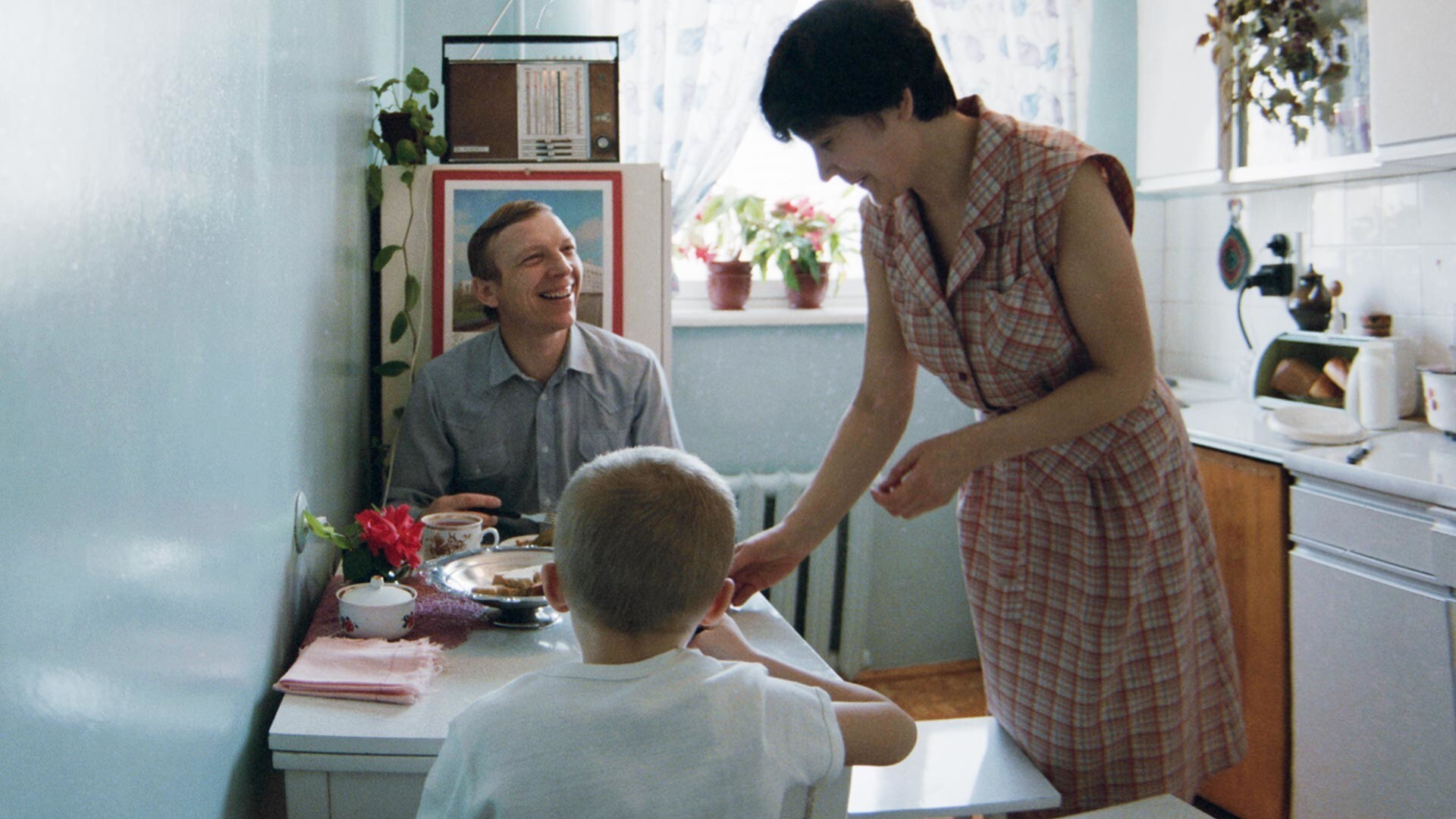 Nikolay Balashov, seorang pekerja pabrik AutoVAZ, sedang menyantap sarapan di dapur bersama keluarganya.