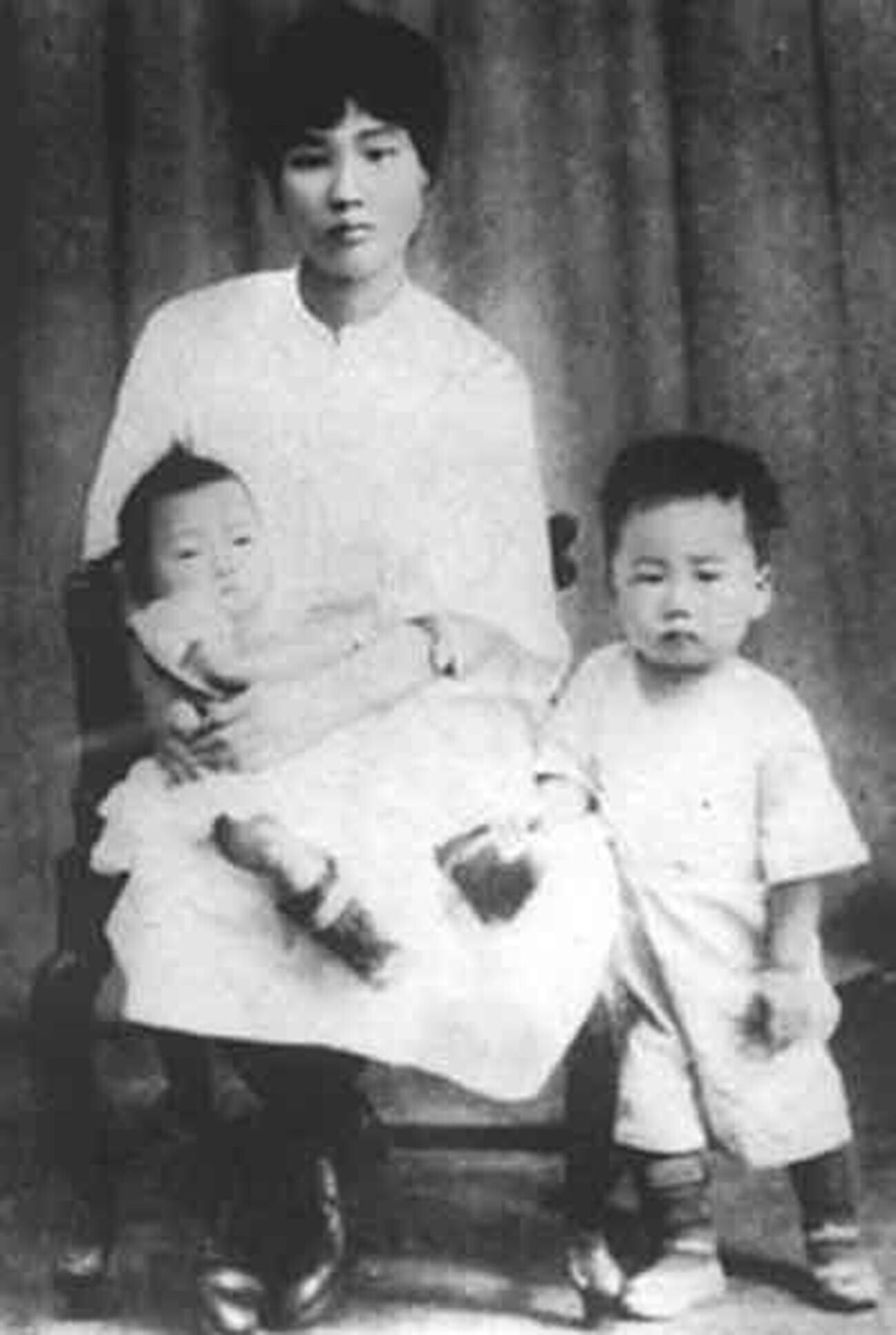Yang Kaihui serta putra-putranya, Mao Anqin dan Mao Anying.