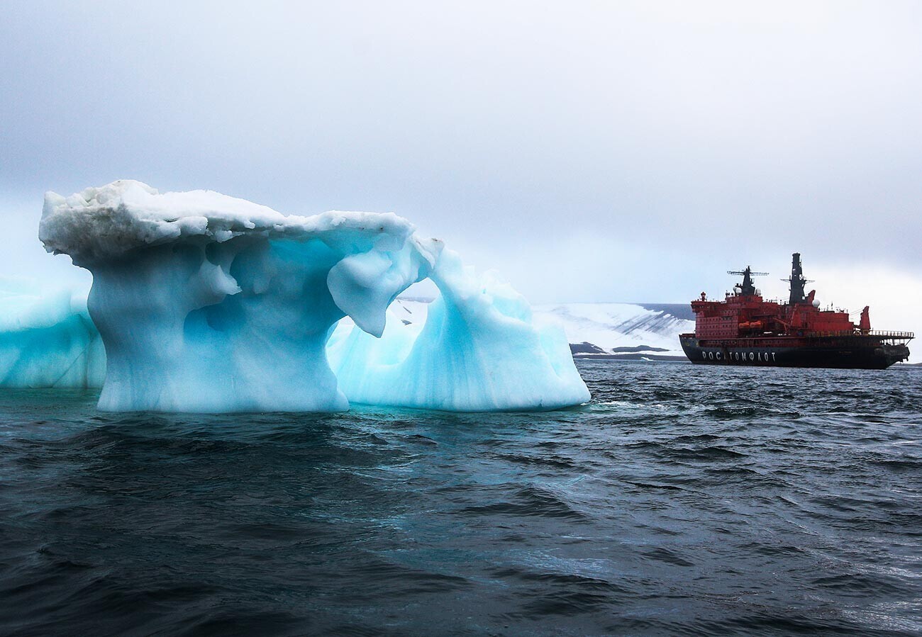 Pemecah es bertenaga nuklir di Teluk Tikhaya dekat Pulau Hooker, kepulauan Franz Josef Land