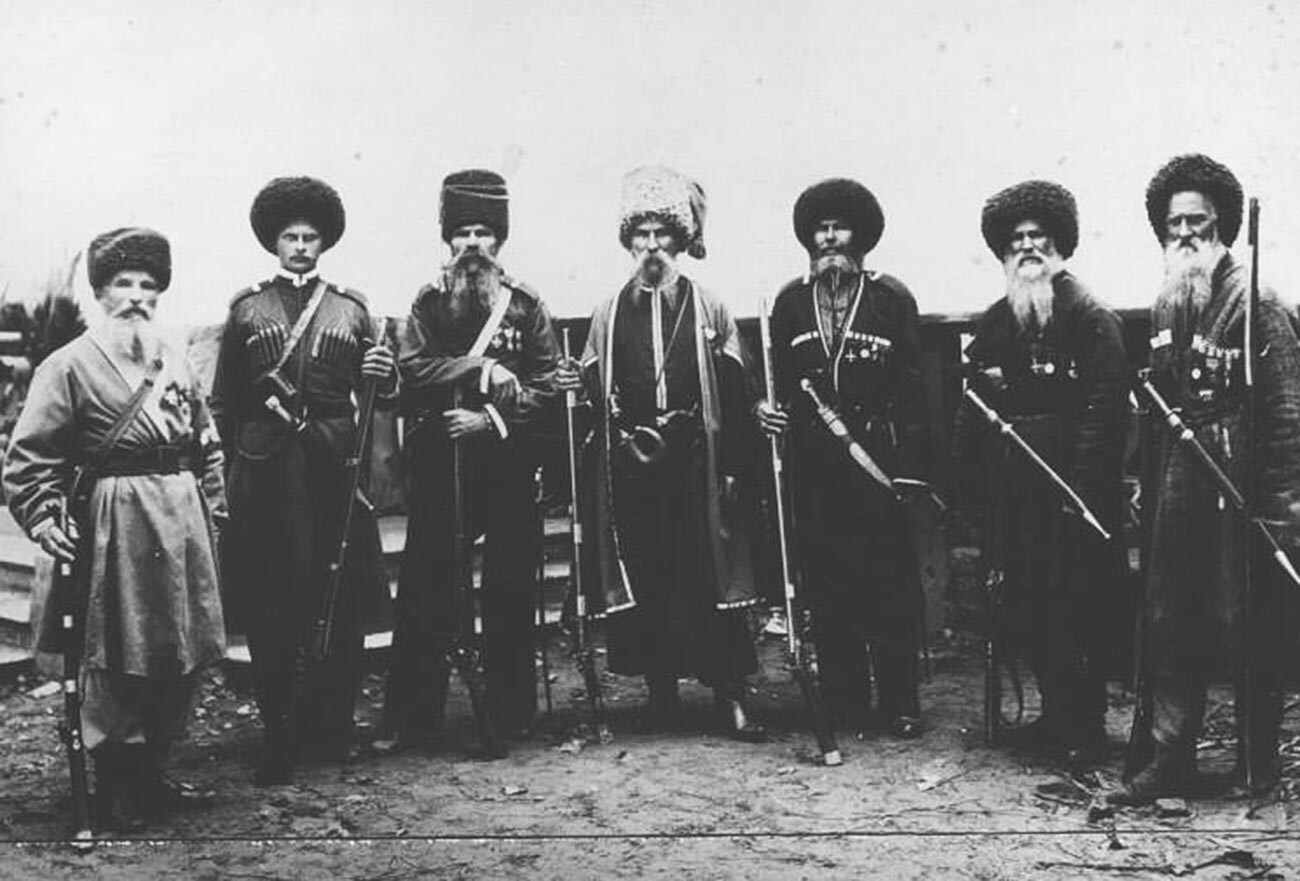 Orang-orang Cossack mengenakan pakaian tradisional mereka.