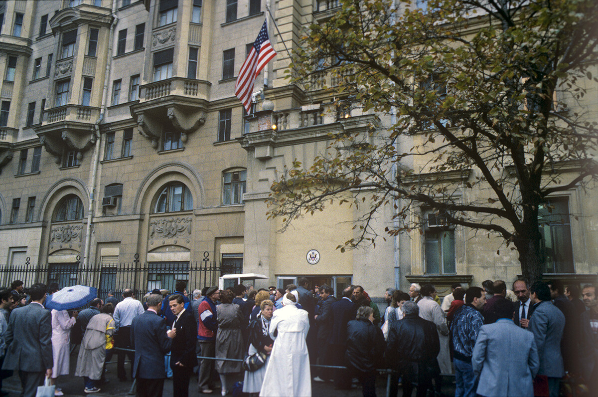 Warga negara Soviet mengantre di luar Kedutaan Besar AS di Moskow untuk mendapatkan dokumen yang diperlukan untuk meninggalkan Uni Soviet, 1990.