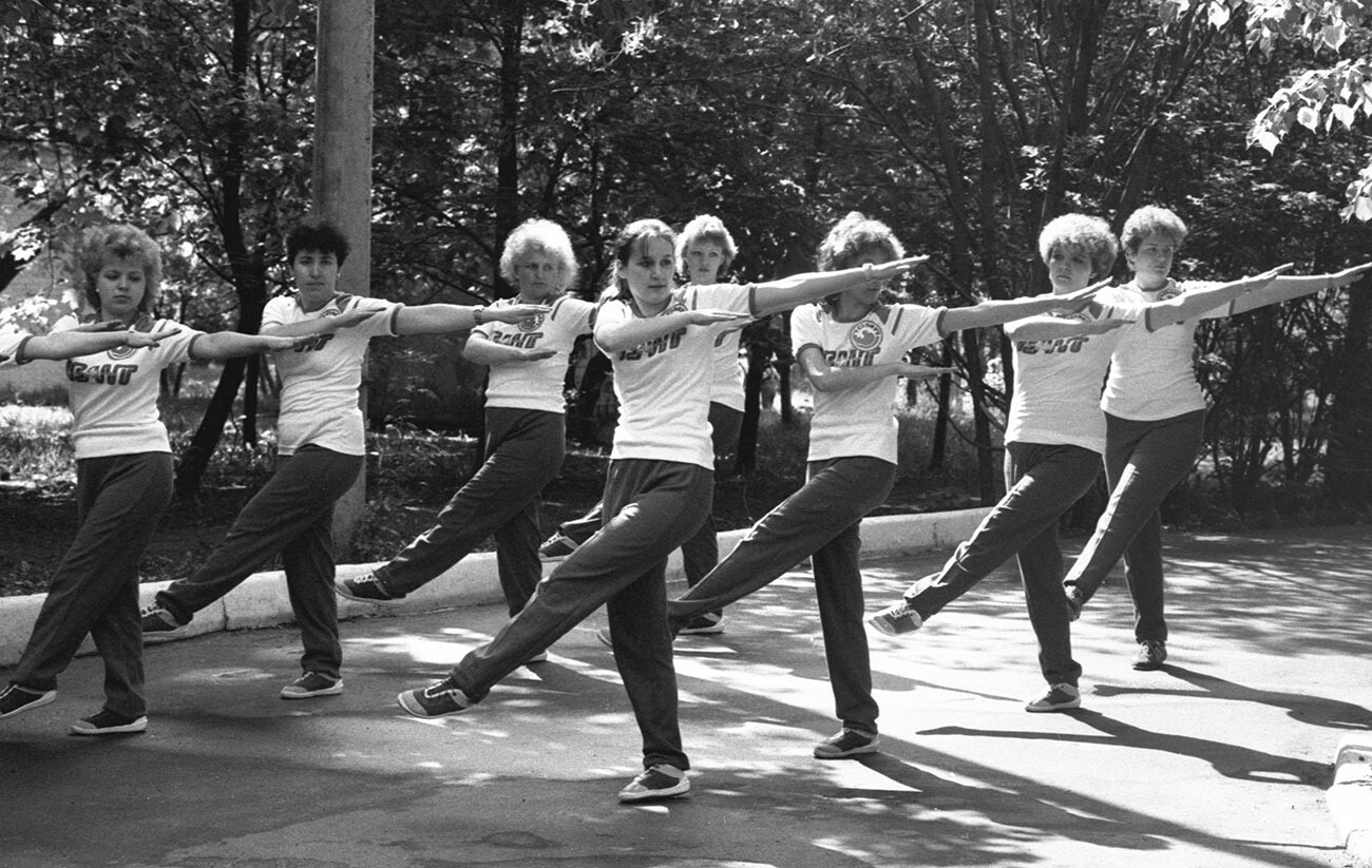 Hier ist der Wettbewerb für Fitness am Arbeitsplatz in Moskau der 1980er Jahre.
