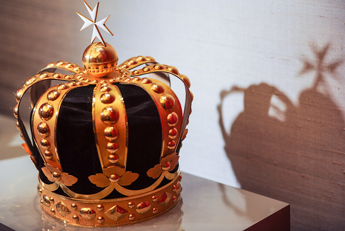 Krona velikega mojstra reda svetega Janeza Jeruzalemskega, ki je pripadala carju Pavlu I., na razstavi 