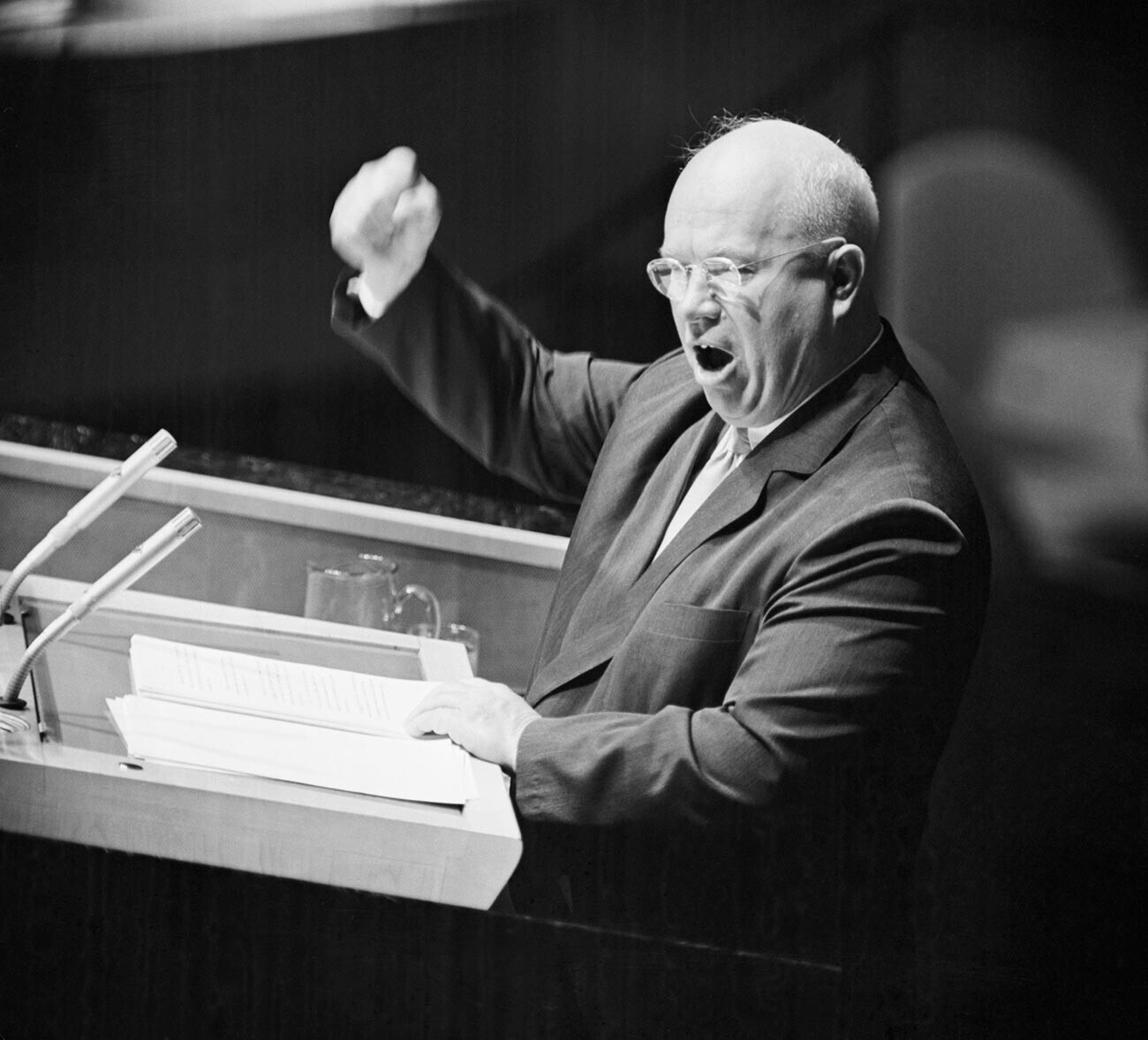 Nikita Khrushchev berbicara di Majelis PBB