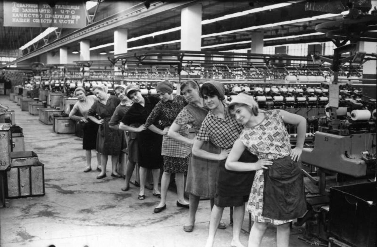 Dans une usine textile, années 1960