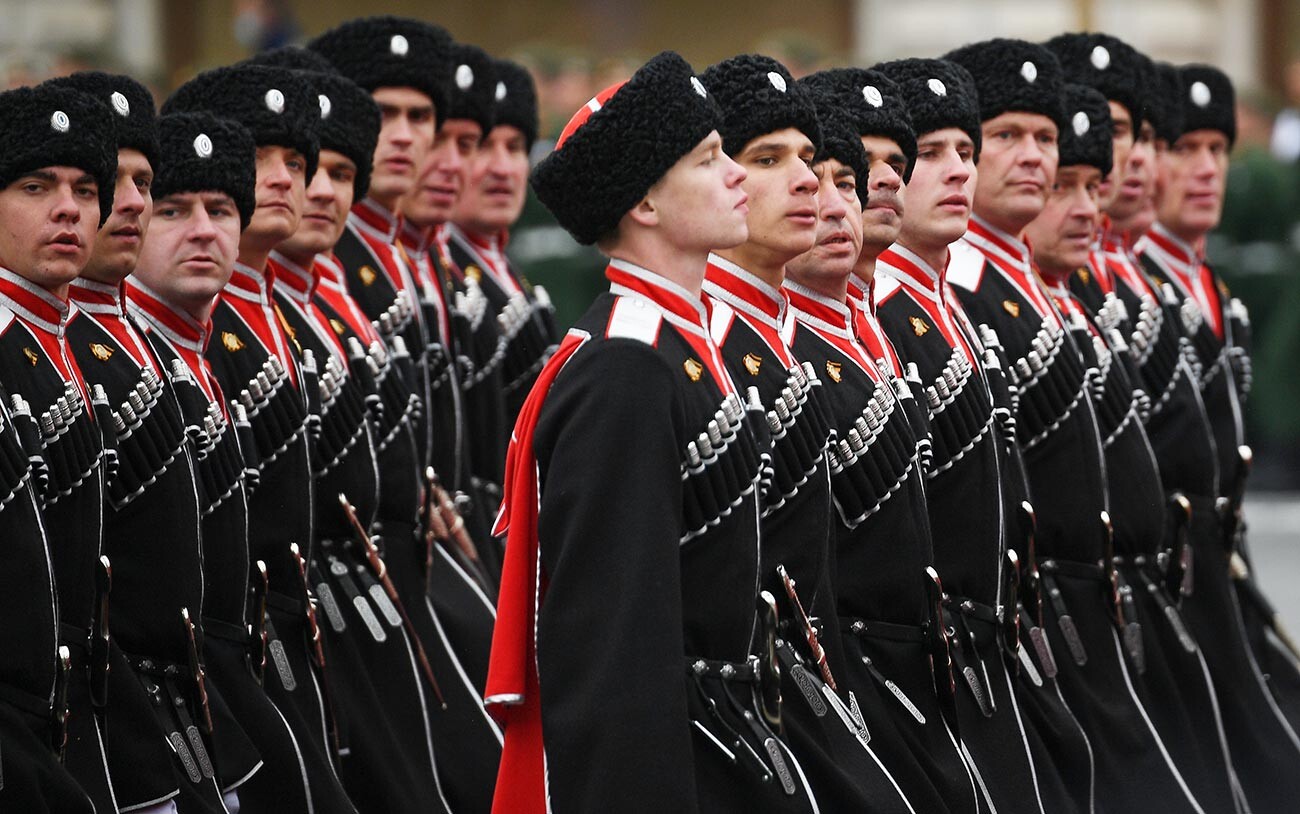 Soldaten der Allrussischen Kosakengesellschaft marschieren während der Parade zum Tag des Sieges in Moskau.