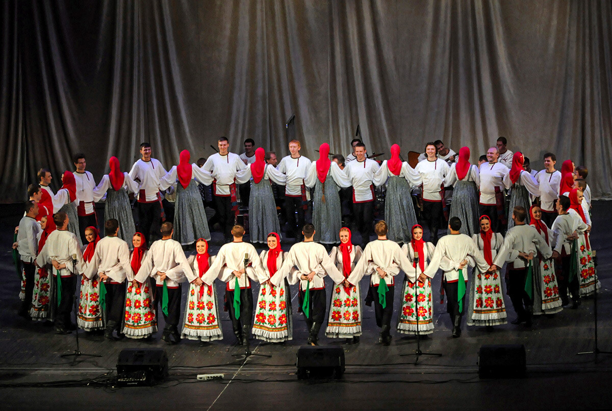 Représentation du chœur folklorique russe de chant et de danse Piatniski