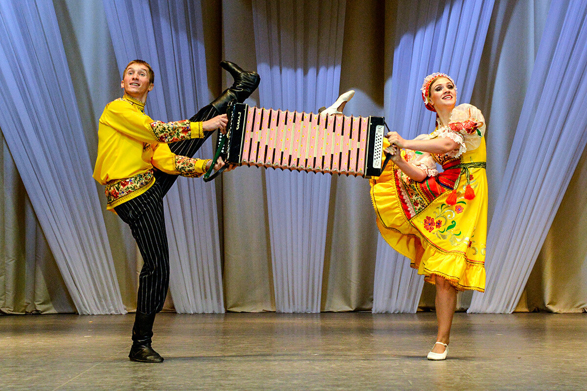 Артистите на Државниот академски Северен руски хор го изведуваат танцот „Калинка“

