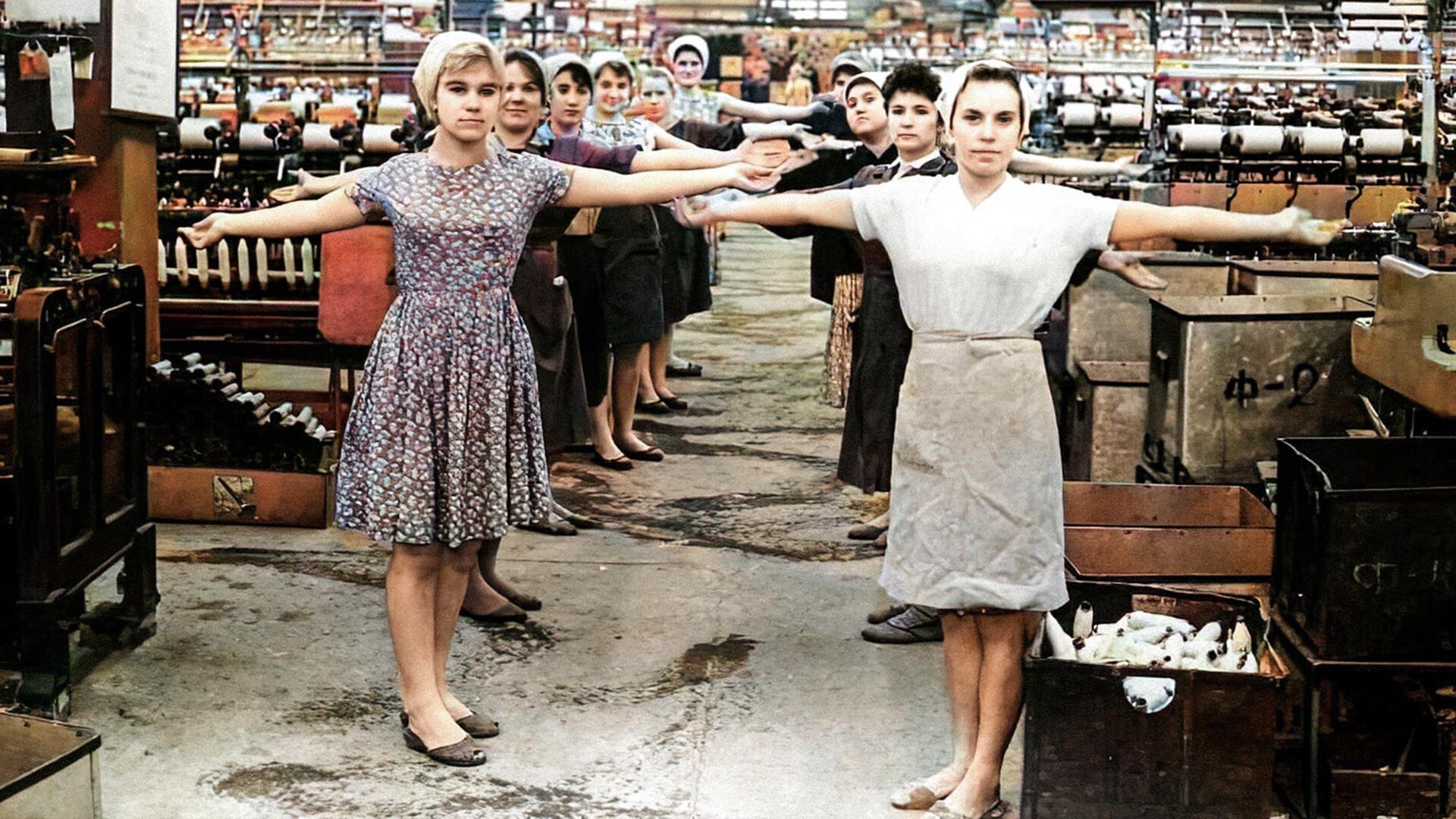 Jam latihan kebugaran di sebuah pabrik tekstil, 1960-an.