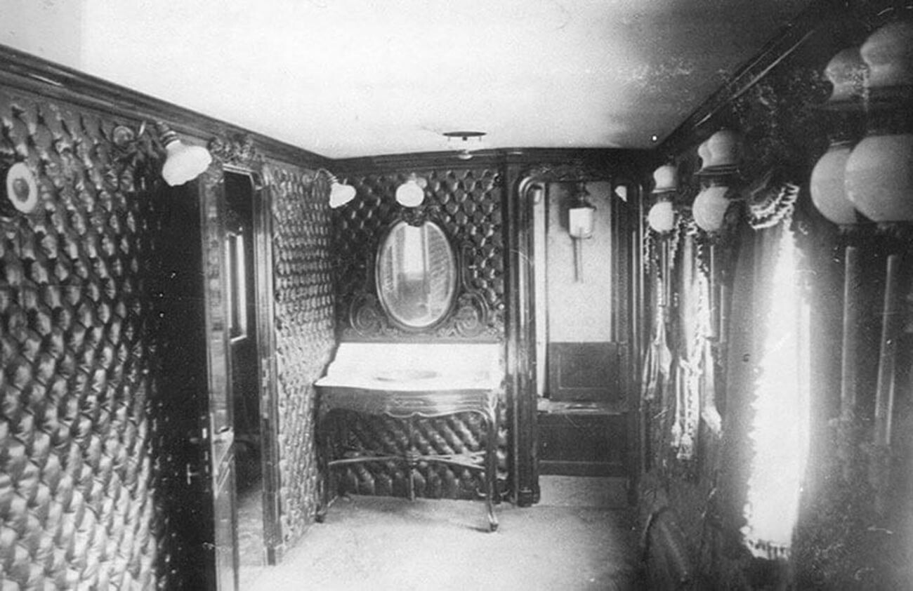Les salles de séjour ont été décorées selon la dernière mode, avec du bois rouge ciré, de l'argent, du cuir et les meilleurs matériaux français.
