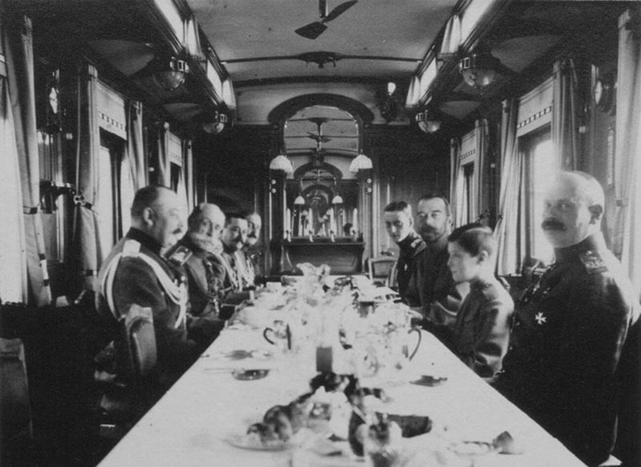 Le tsar dînant en compagnie de généraux
