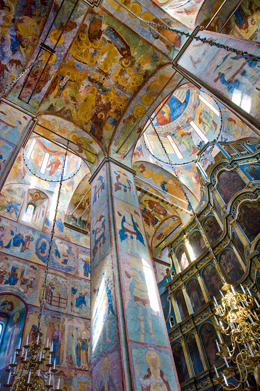 Cathédrale Sainte-Sophie. Vue nord-est avec l’iconostase ; plafond voûté orné de fresques de la Dormition de la Vierge et de la descente aux enfers, le 20 juillet 2011
