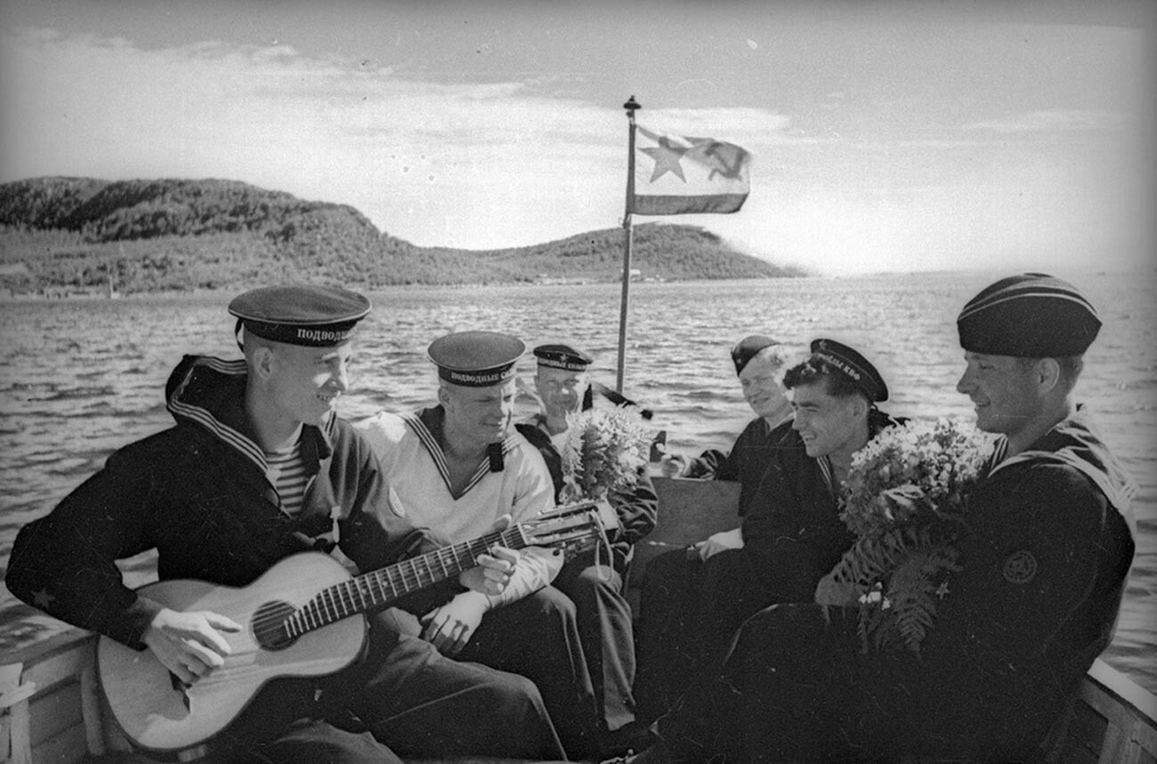 Des sous-mariniers de la flotte de la Baltique chantent et jouent de la guitare.
