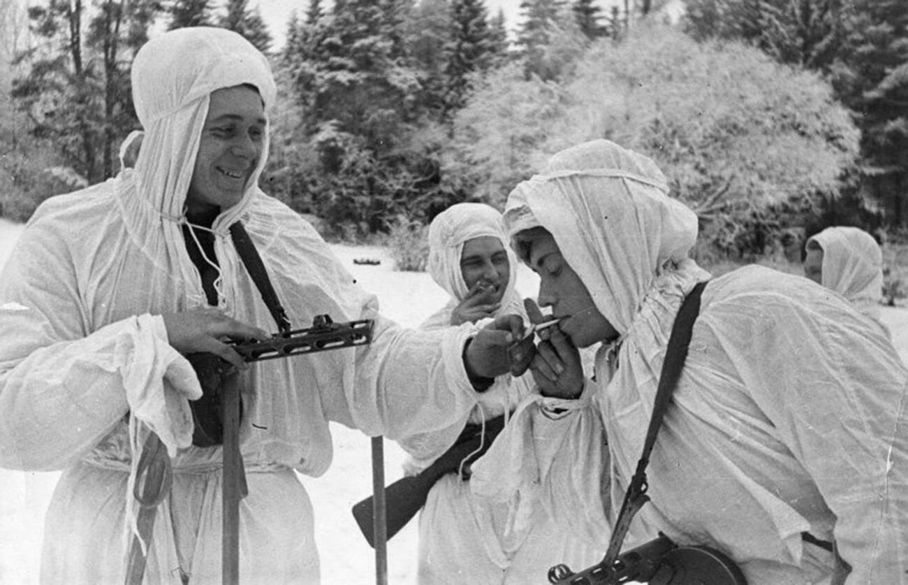 Une pause cigarette après une longue journée de ski
