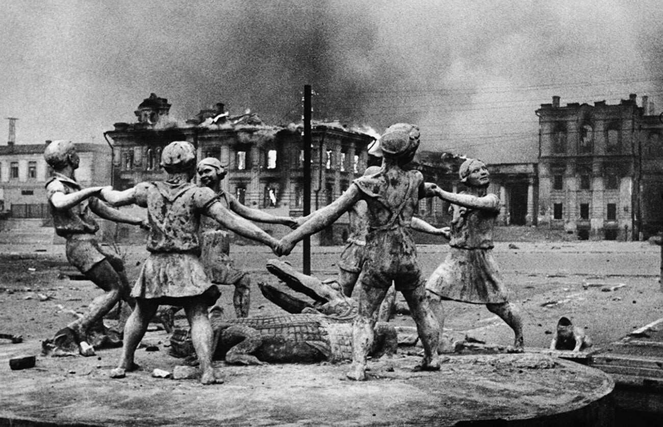 La fontaine Barmaleï (ou La ronde des enfants), qui ornait le centre de Stalingrad. Cette célèbre photographie capture les horreurs de la Seconde Guerre mondiale.
