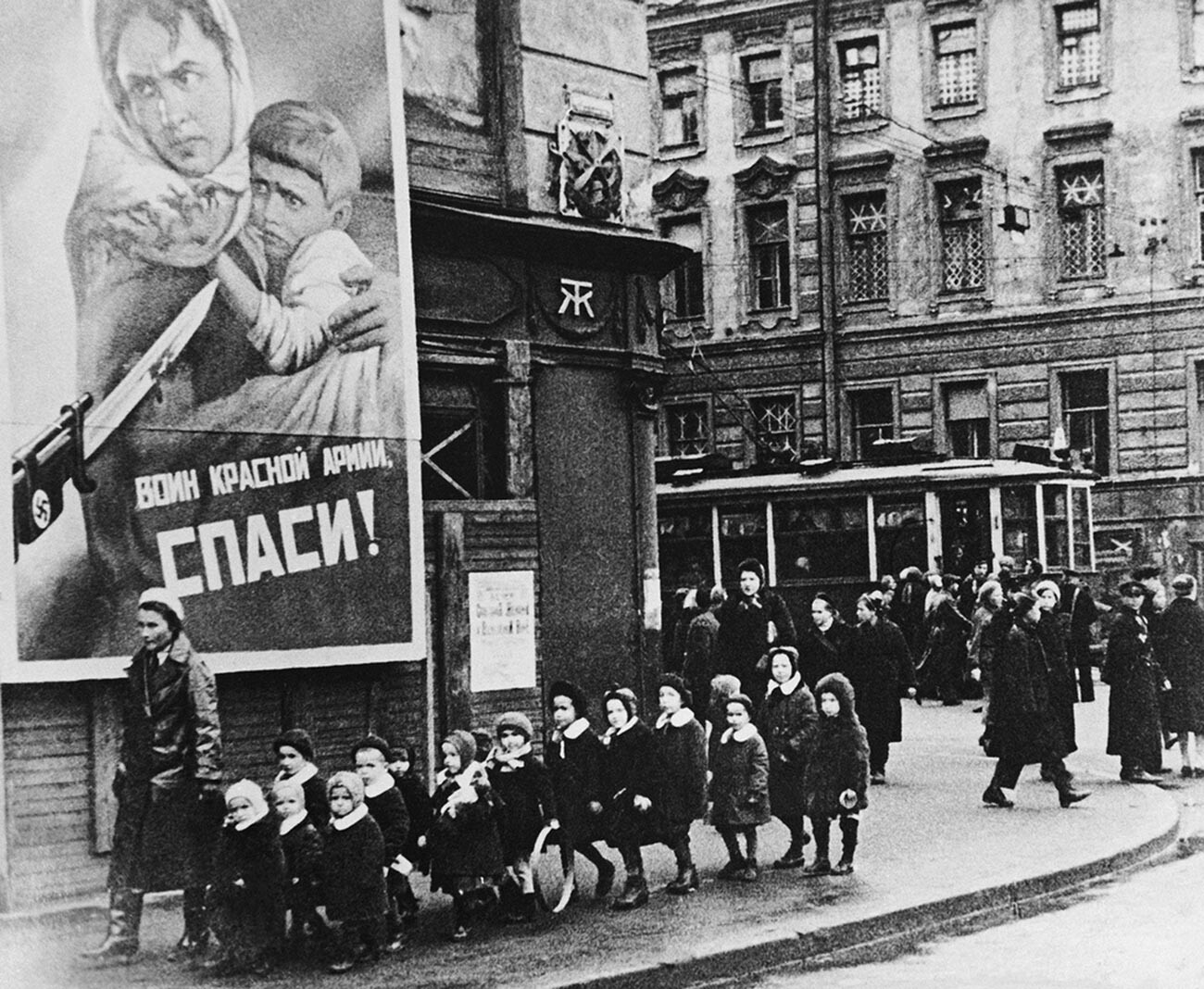 Les gens ont fait tout leur possible pour survivre dans le Leningrad assiégé. Les théâtres et les institutions publiques ont continué à fonctionner comme d'habitude.
