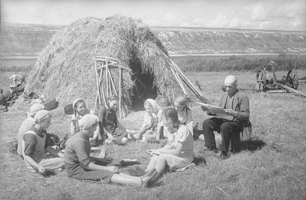 Des kolkhoziens (agriculteurs collectifs) pendant le repos