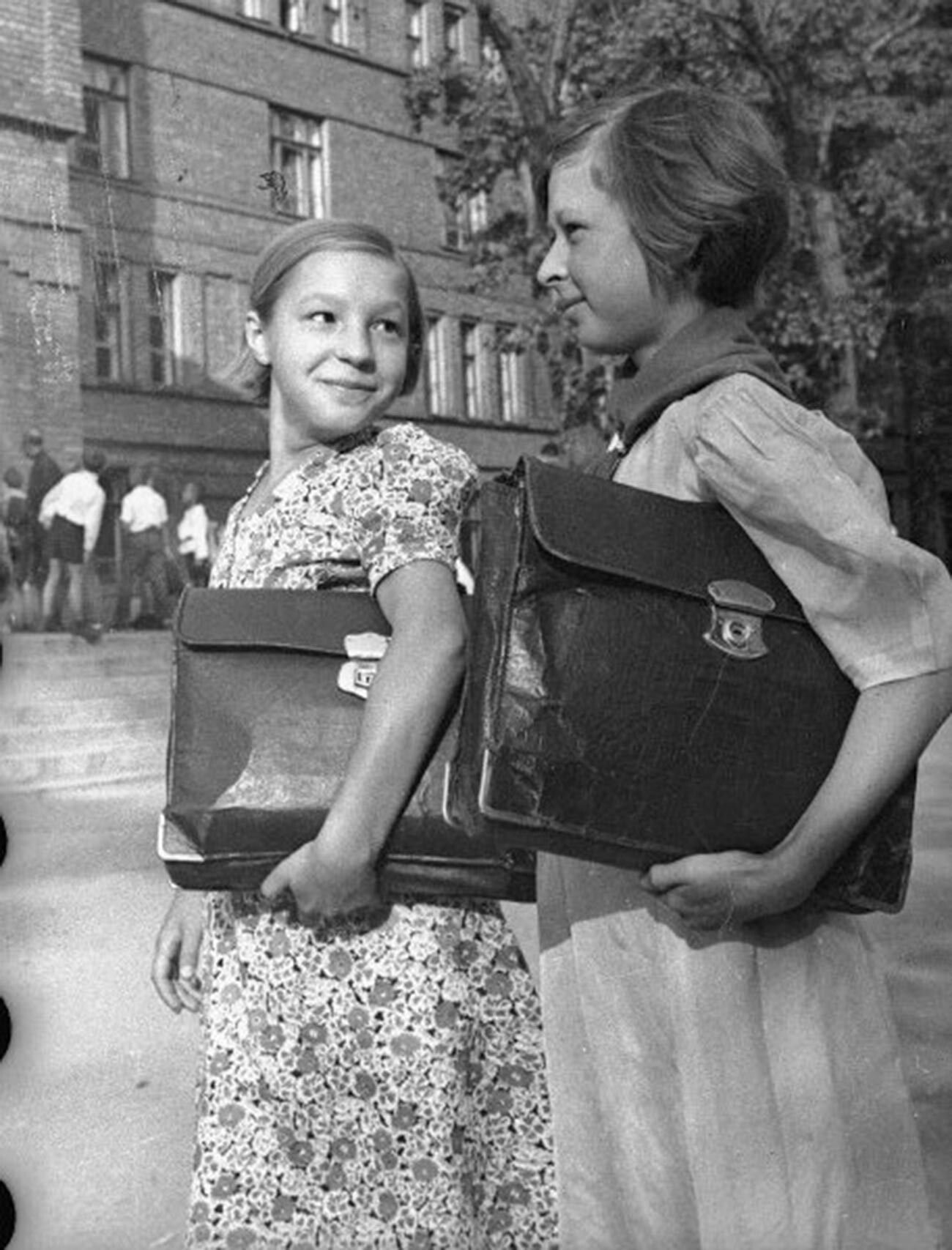 Des filles moscovites vont à l'école.