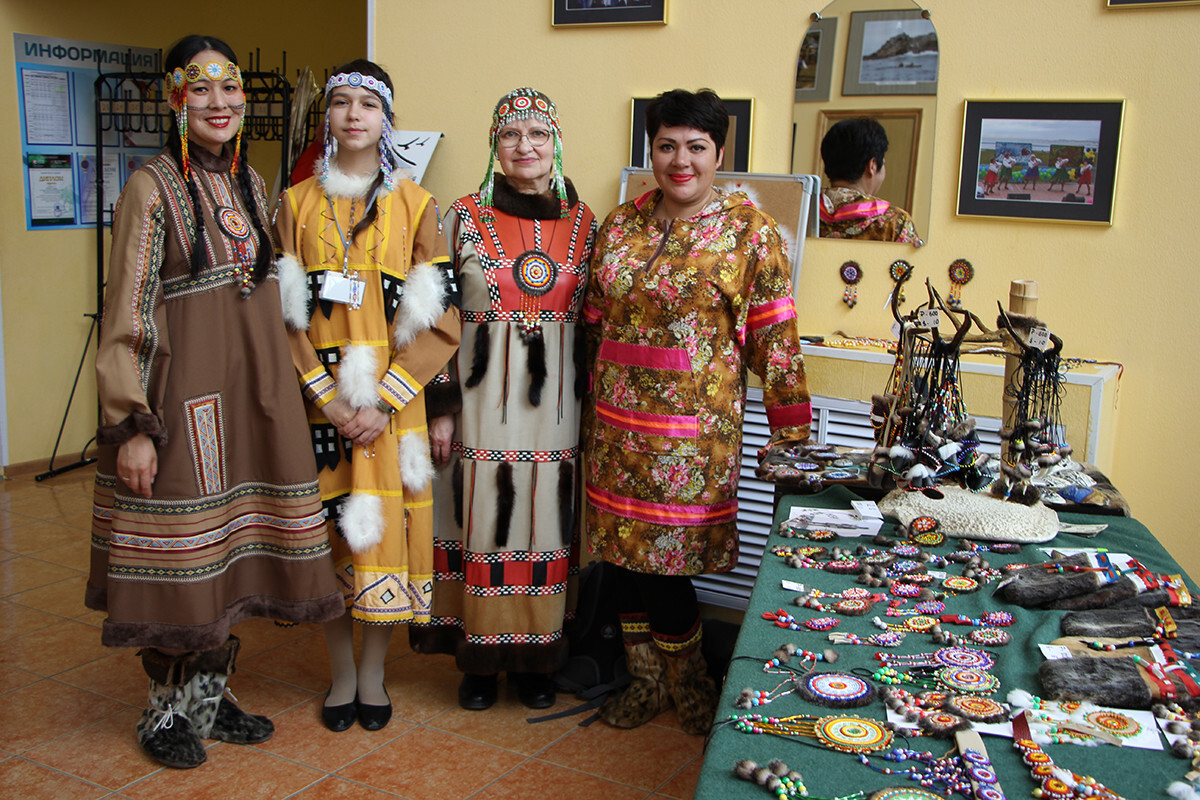 Da sinistra a destra: Ksenia Kijaikina, una ballerina dell'ensemble locale, Diana Shumkova, una studentessa della classe di tessitura aleutina, Nina Kiyaikina, insegnante, e Galina Koroljeva, presidente della Duma del distretto municipale aleutino