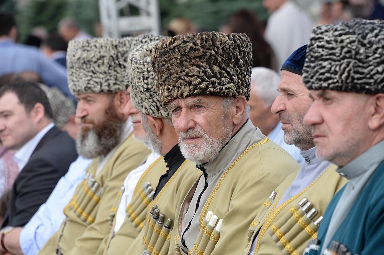 Hombres ingusetios con trajes tradicionales durante las celebraciones del 25º aniversario de la República Rusa de Ingushetia