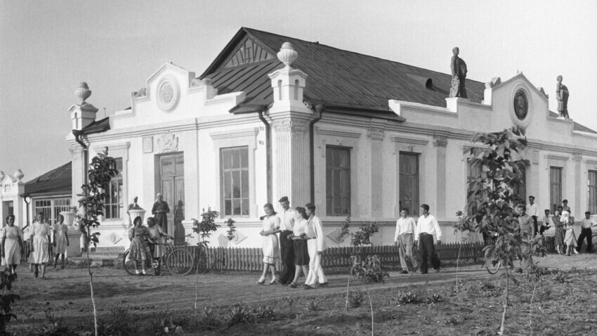 Klub kolhoza S.M. Budjonnega, Bruhanovsko okrožje, Krasnodar, 1953