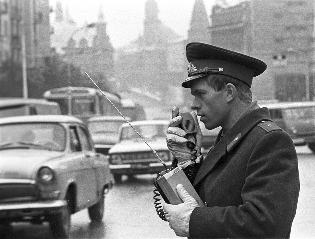 Ein Mitarbeiter der Abteilung für Verkehrsregelung der staatlichen Verkehrsinspektion des Innenministeriums der UdSSR (GAI) in der Gorki-Straße (heute Twerskaja) in Moskau.