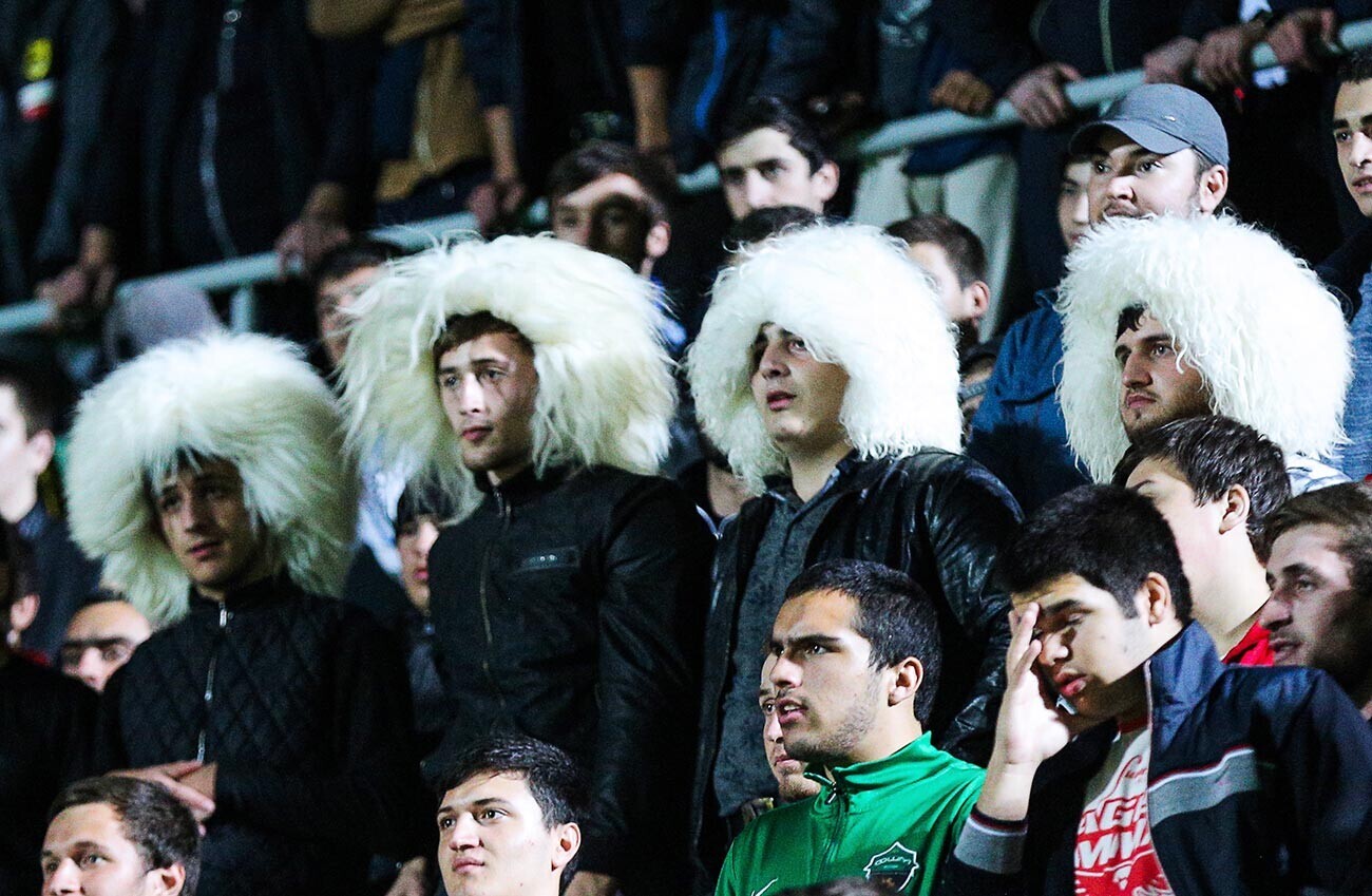 Fãs de Khabib Nurmagomedov no estádio “Anjí Arena”, no Daguestão.