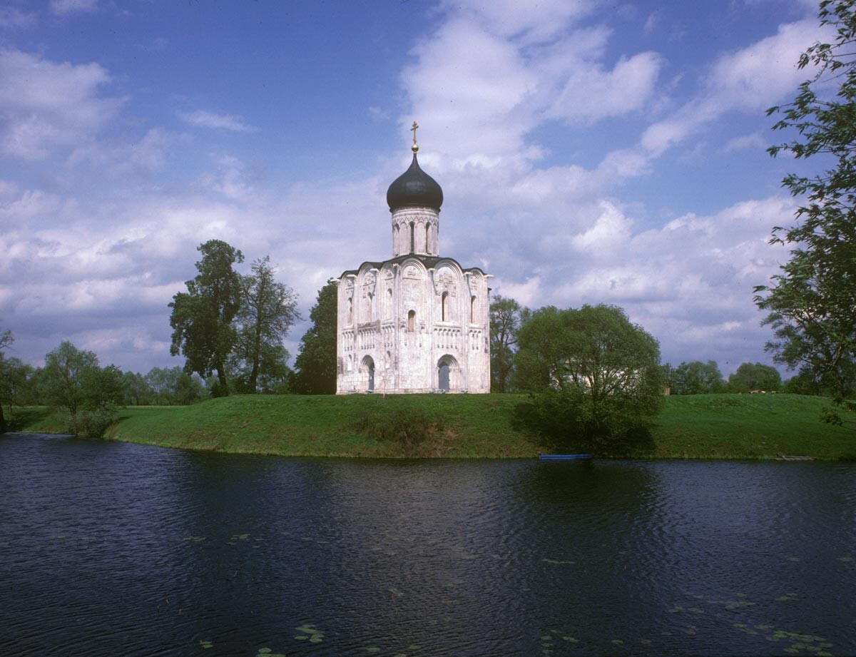 Bogolioubovo. Église de l'Intercession sur la Nerl, vue sud-ouest. 16 mai 1995