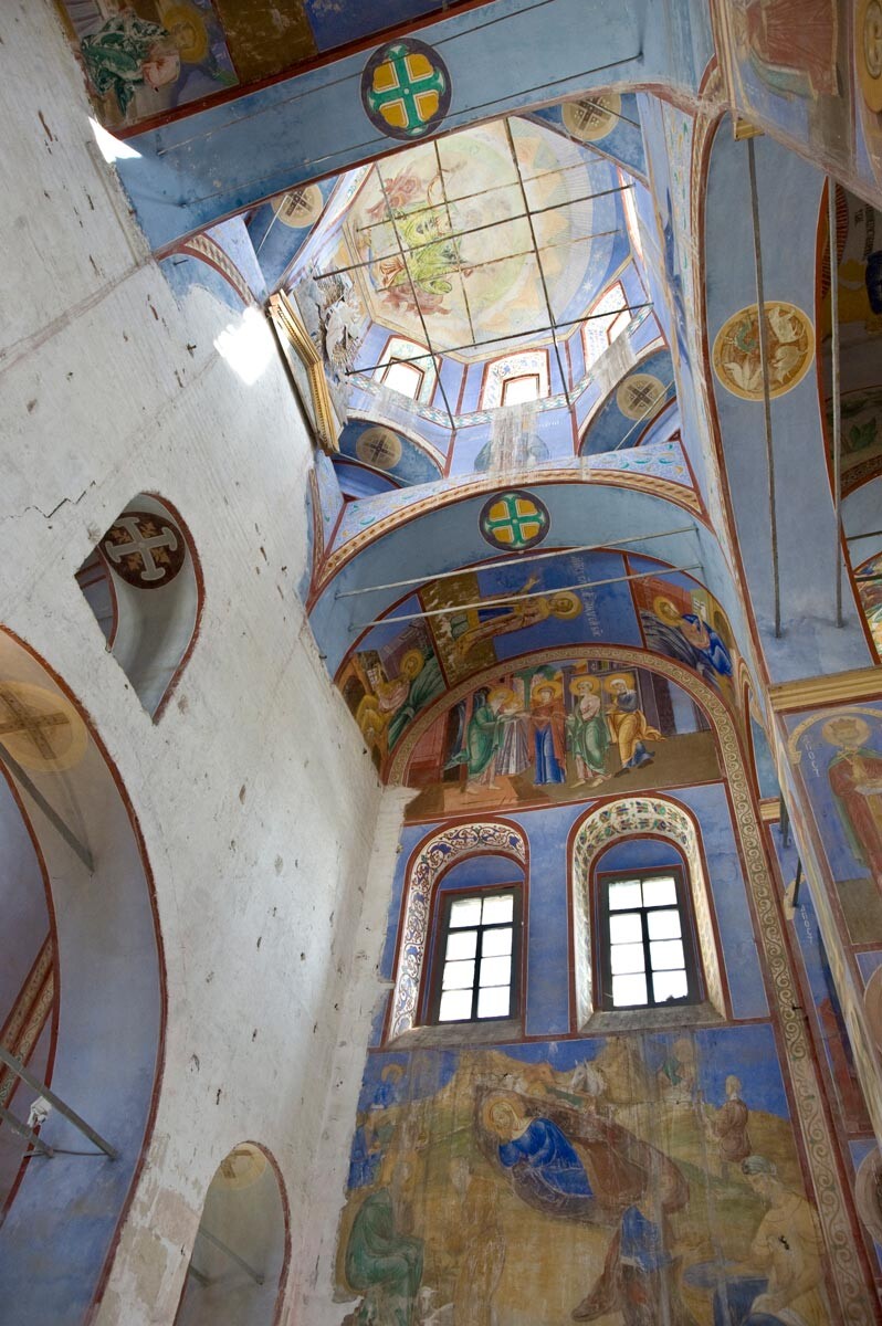 Monastère de Bogolioubovo. Cathédrale de la Nativité de la Vierge. Intérieur, vue sud avec le dôme et les fresques de la fin du XIXe siècle. 18 juillet 2009