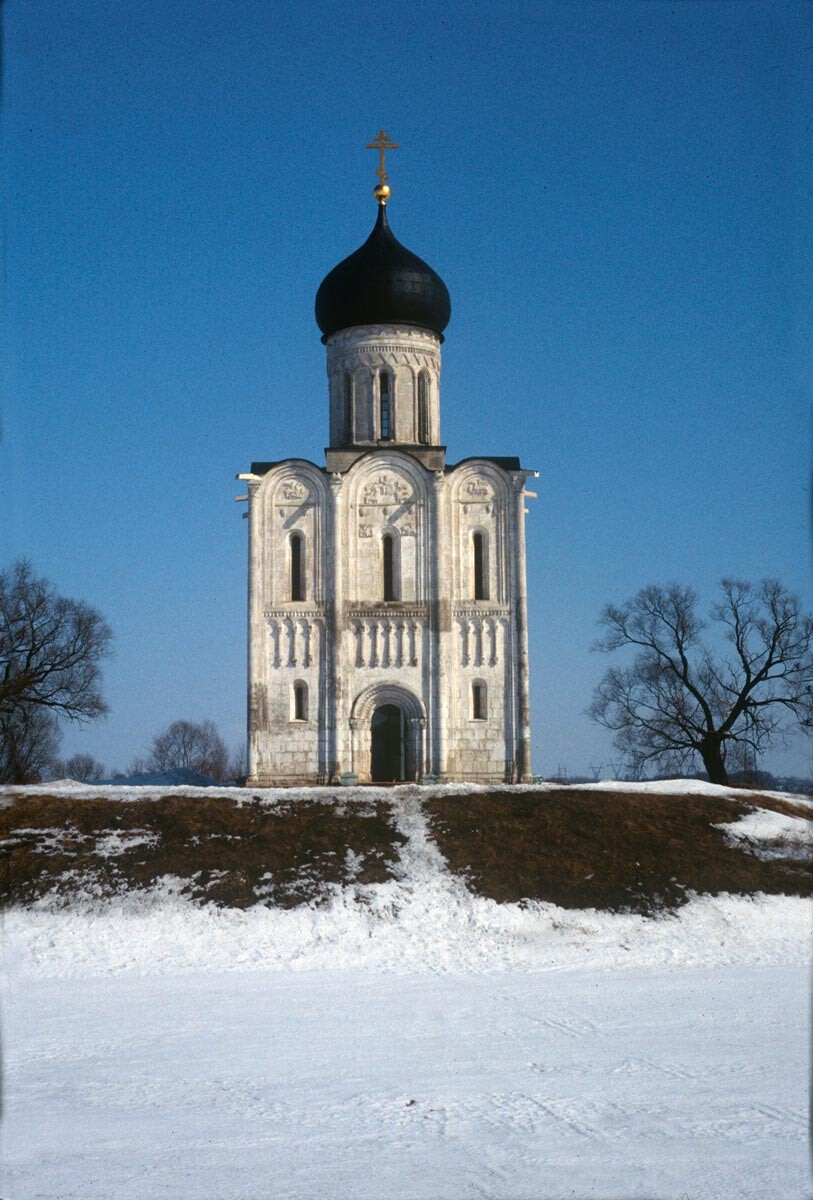 Bogolioubovo. Église de l'Intercession sur la Nerl, vue ouest. 29 mars 1994