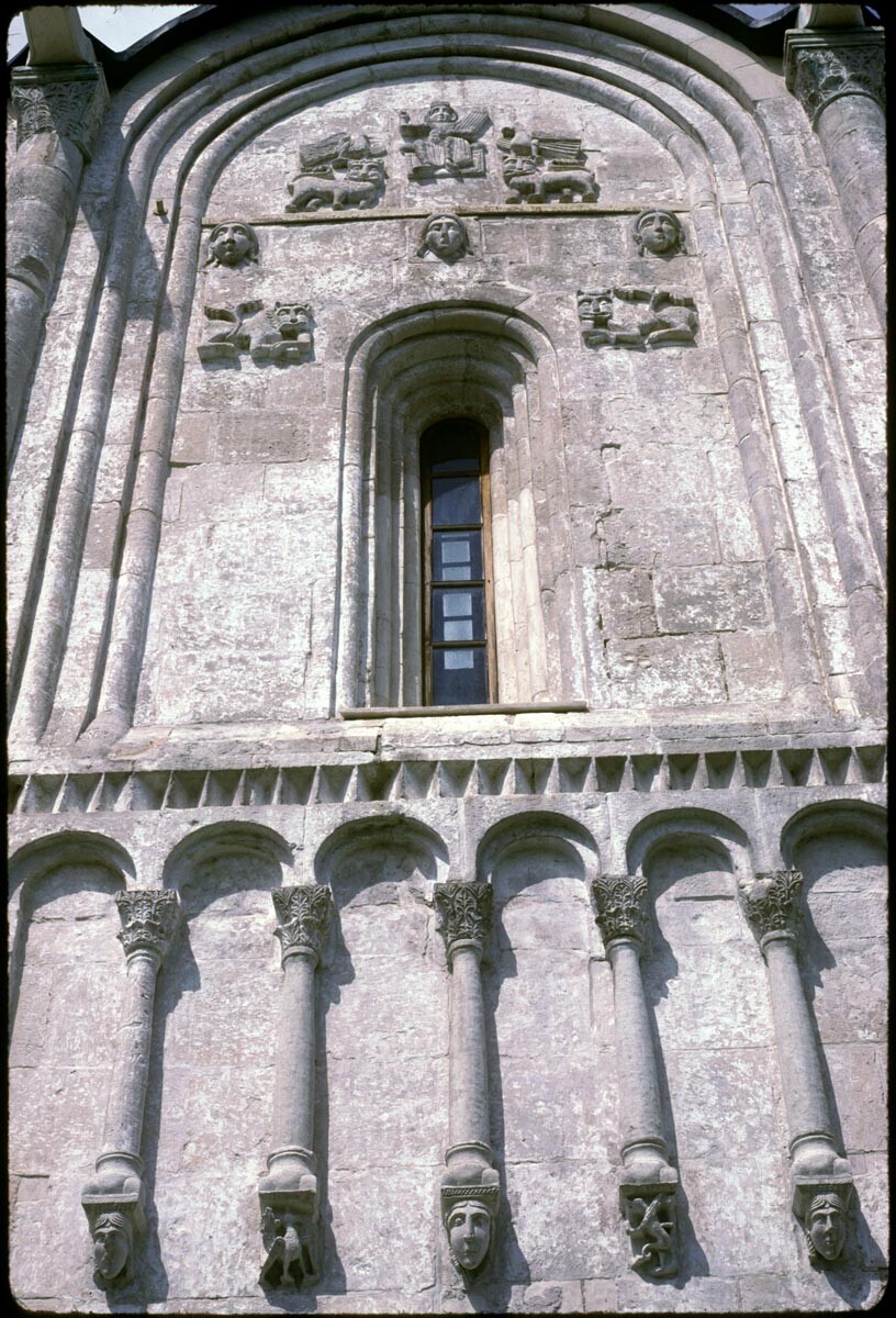 Église de l'Intercession sur la Nerl. Façade ouest, baie centrale avec frise d'arcade. 16 mai 1995